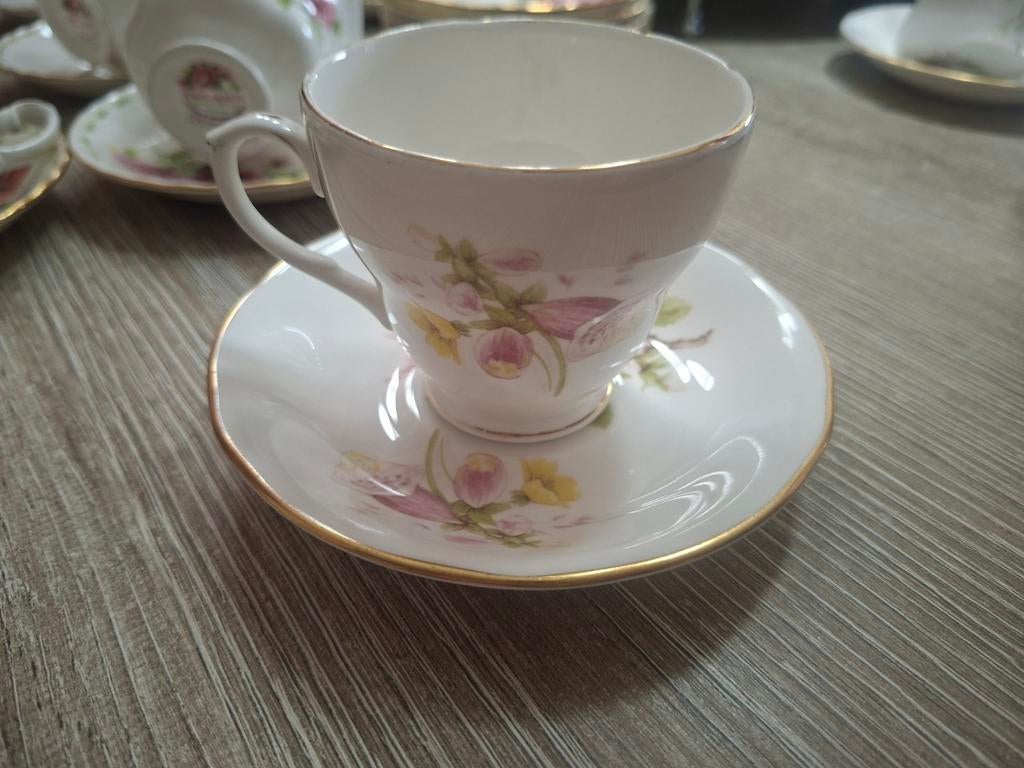 Vintage duchess porseleinen theekop en schotel bloemmotief, Antiek en Kunst, Ophalen of Verzenden