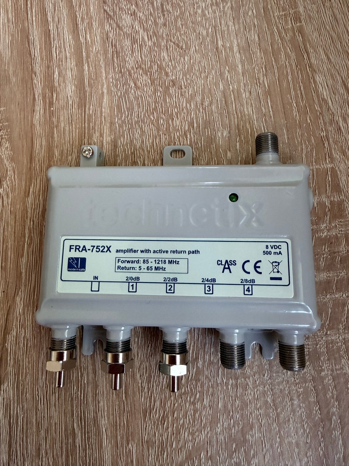 Technetix FRA-752X Coax Versterker met 4 uitgangen, Ophalen of Verzenden, Gebruikt, Overige kabels