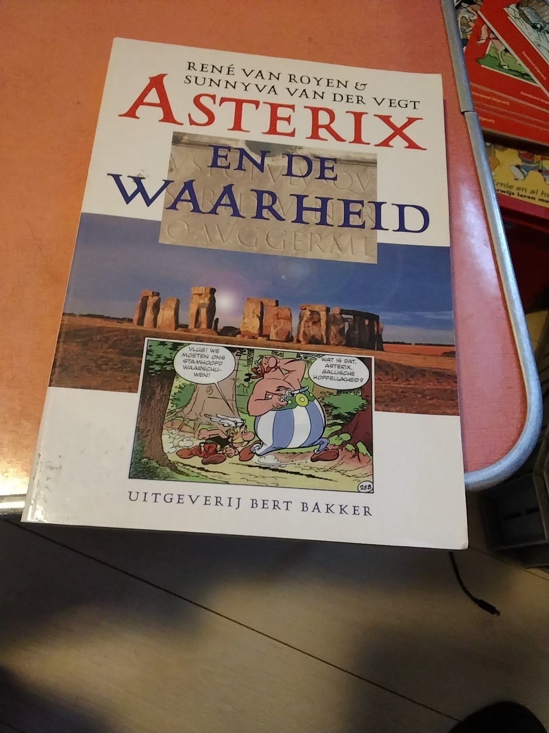 rene van royen & sunnyva van der vegt asterix en de waarheid, Eén stripboek, Ophalen of Verzenden, Zo goed als nieuw
