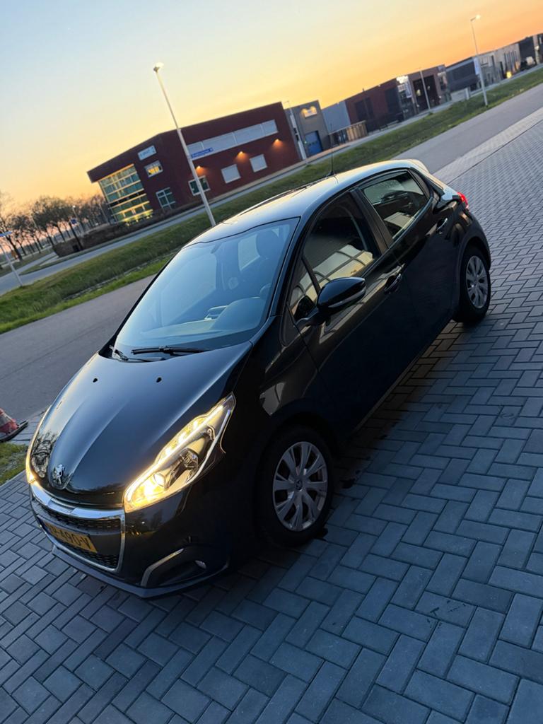 Peugeot 208 1.2 VTI 60KW/82PK 5-D 2018 Zwart, Auto's, Voorwielaandrijving, 31 €/maand, 1199 cc, Parkeersensor