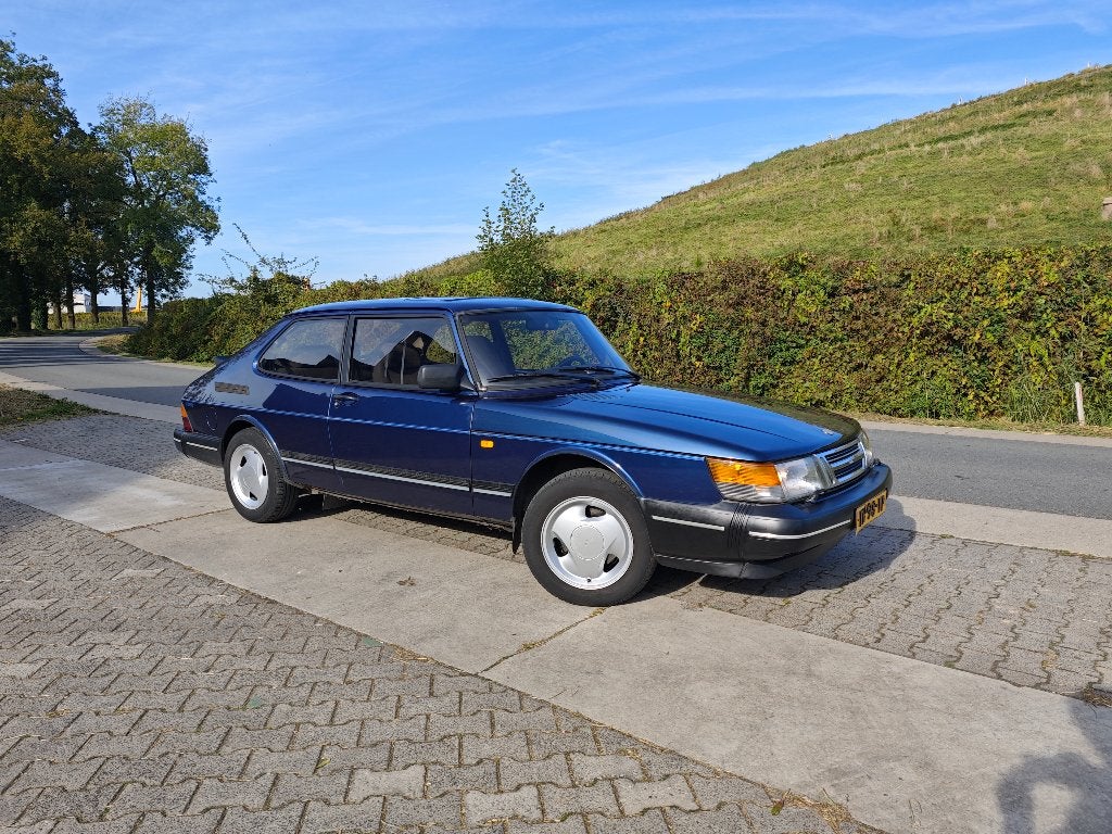 Saab 900 2.0 I 16 HB U9 1990 Blauw, Auto's, Saab, Voorwielaandrijving, Multifunctioneel stuurwiel, 1195 kg, 4 cilinders