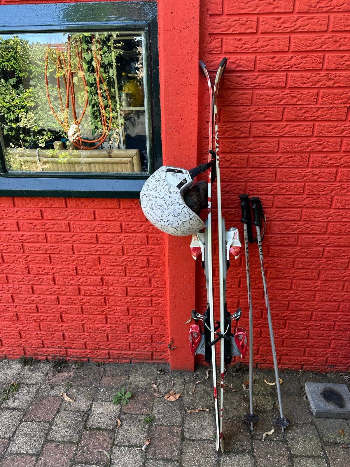 Ski set: ski's, stokken, helm en wanten - Passion 146cm, Ophalen, Gedragen