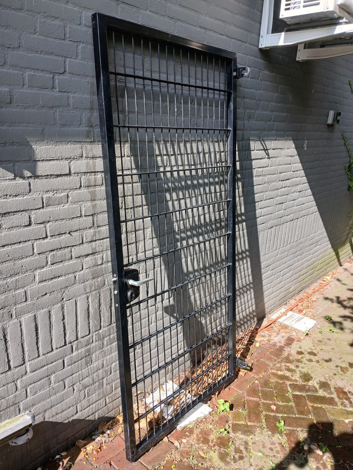 Zwart ijzeren hekwerk met poort - 200x90 cm, Tuin en Terras, Tuinhekken en Hekwerk, Ophalen, Met poort, Gebruikt, Spijlenhekwerk