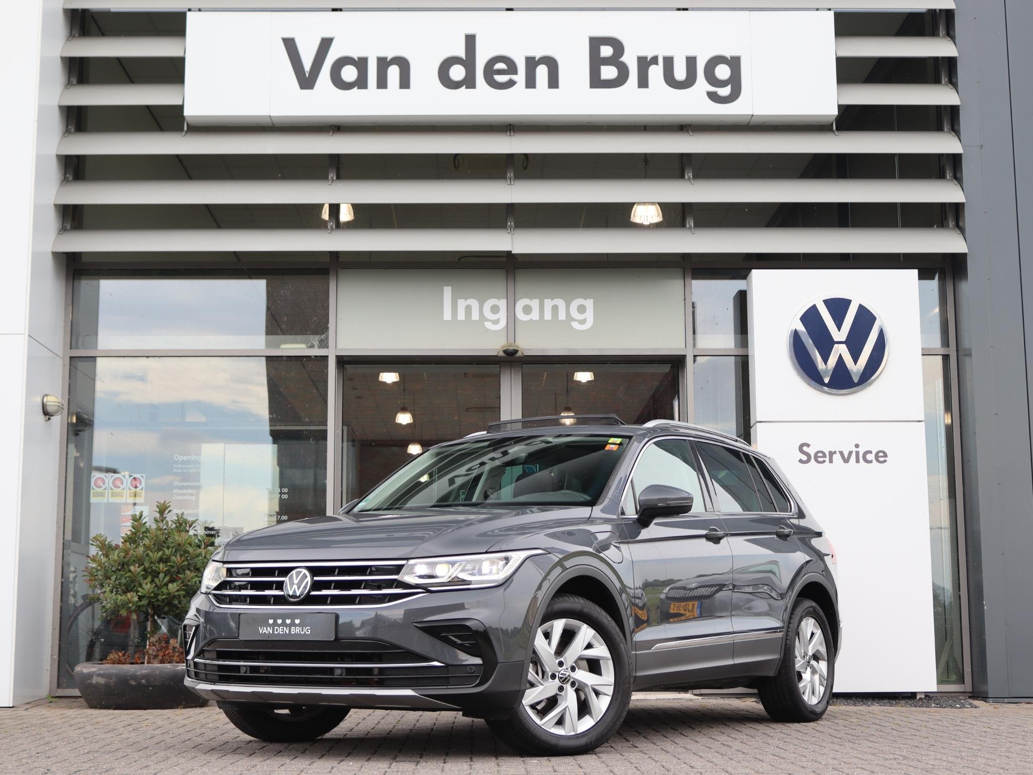 Volkswagen Tiguan 1.4 TSI 245 pk DSG eHybrid Elegance | Pano, 1716 kg, Stof, 4 cilinders, 150 pk