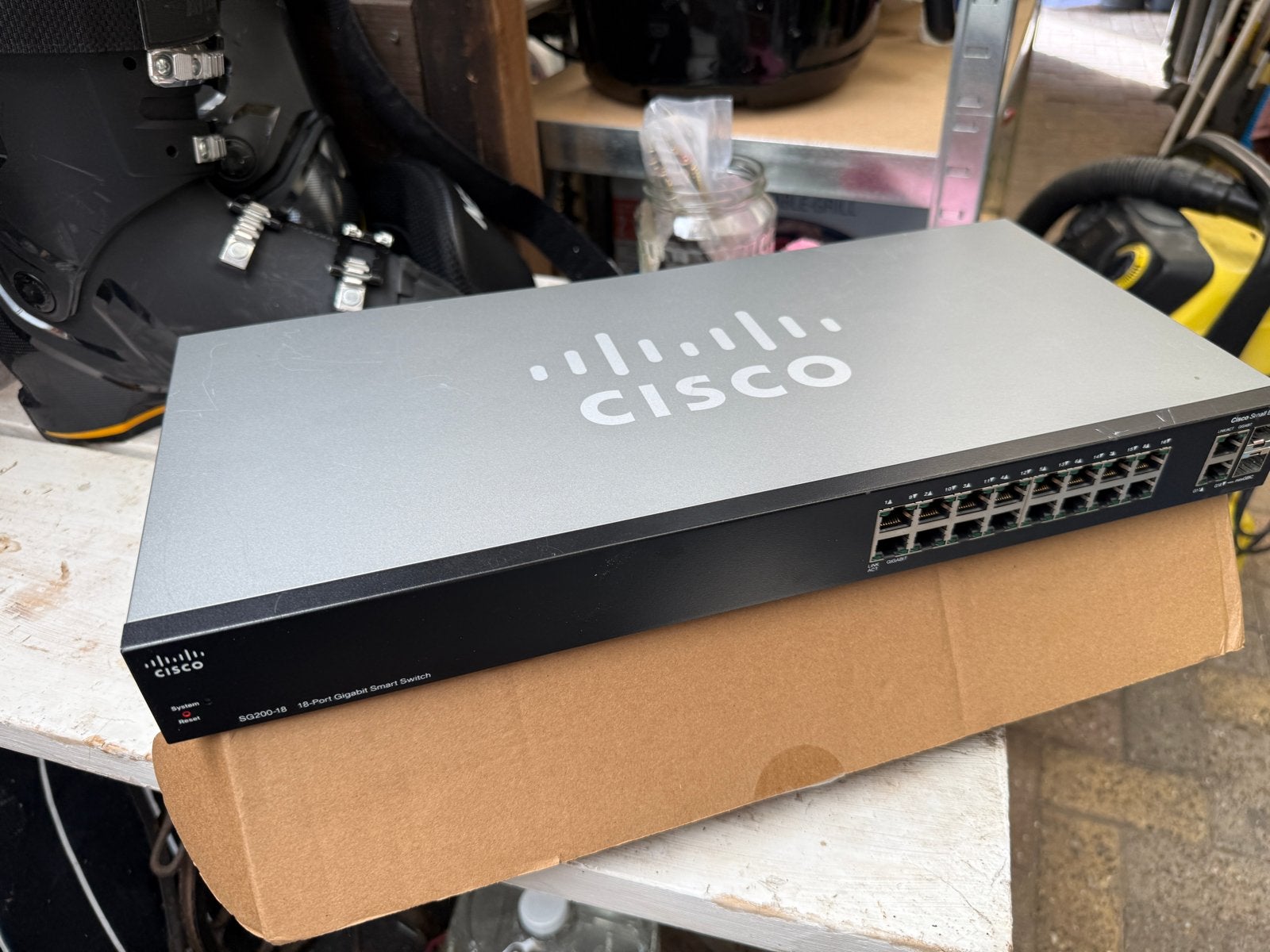 Cisco SG200-18 18-poorts Gigabit Smart Switch, Ophalen of Verzenden, Gebruikt