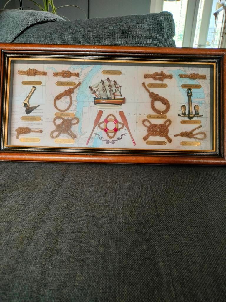 Nautische decoratie: Lijst met knopen en scheepsattributen, Antiek en Kunst, Ophalen of Verzenden