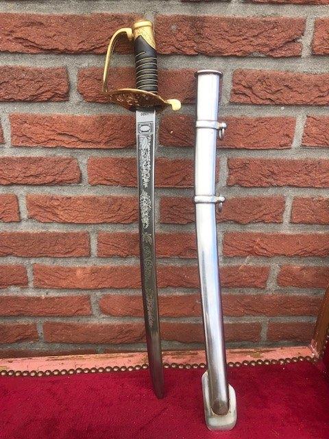 korte metalen sabel, fraai versierd lemmet, Verzamelen, Ophalen of Verzenden, Landmacht, Overige gebieden, Zwaard of Sabel