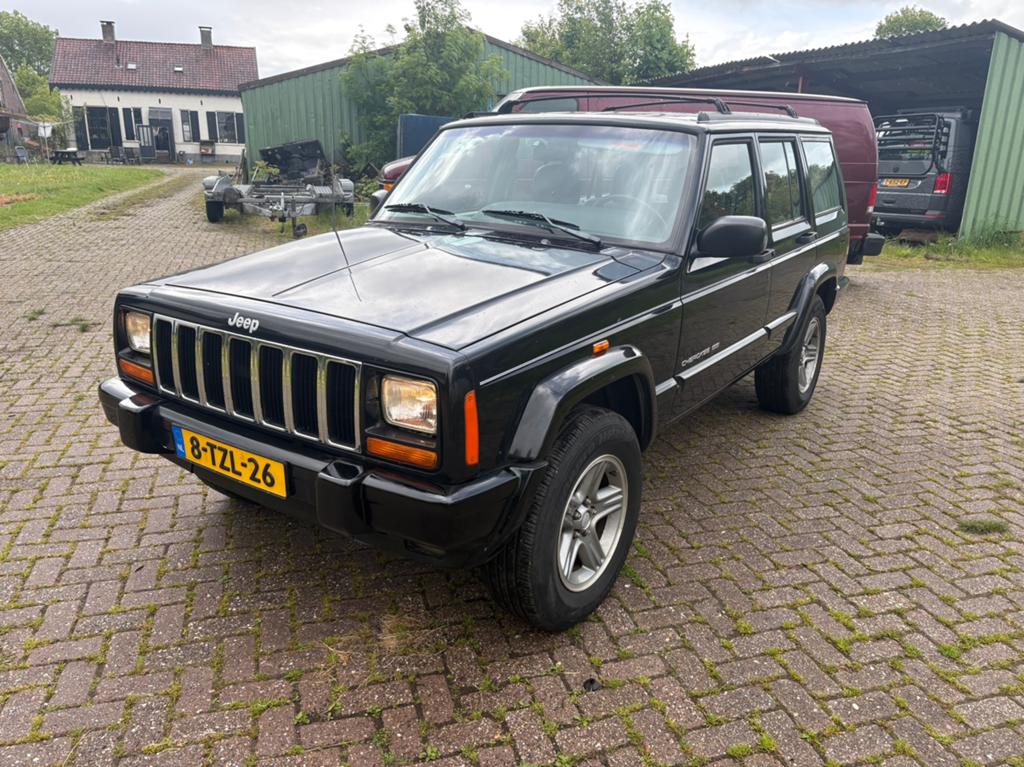 Jeep cherokee 4.0 limited .9000€ fakt erbij . Inruil mogelij, Auto's, Zwart, Geïmporteerd, 84 €/maand, 750 kg