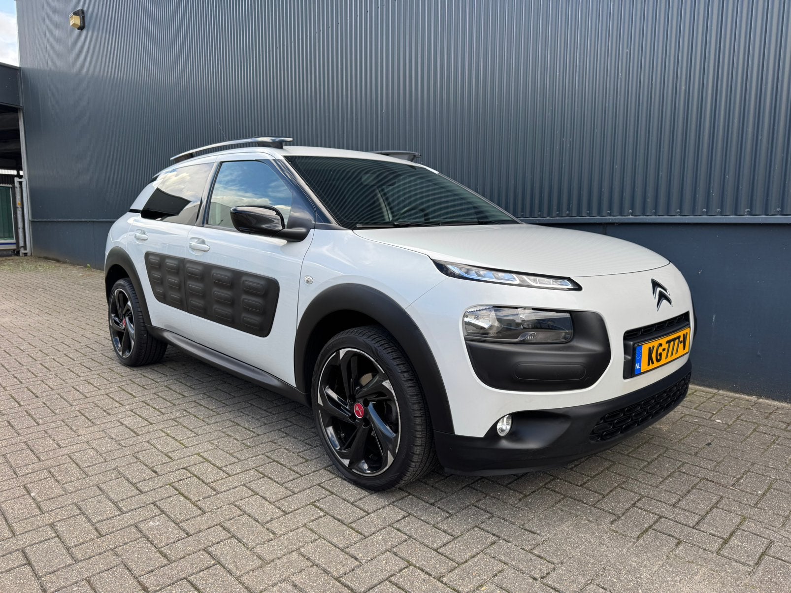 Citroën C4 Cactus 1.2 PureTech Shine | Panorama | Trekhaak |, Auto's, Voorwielaandrijving, 40 €/maand, Zwart, 1199 cc