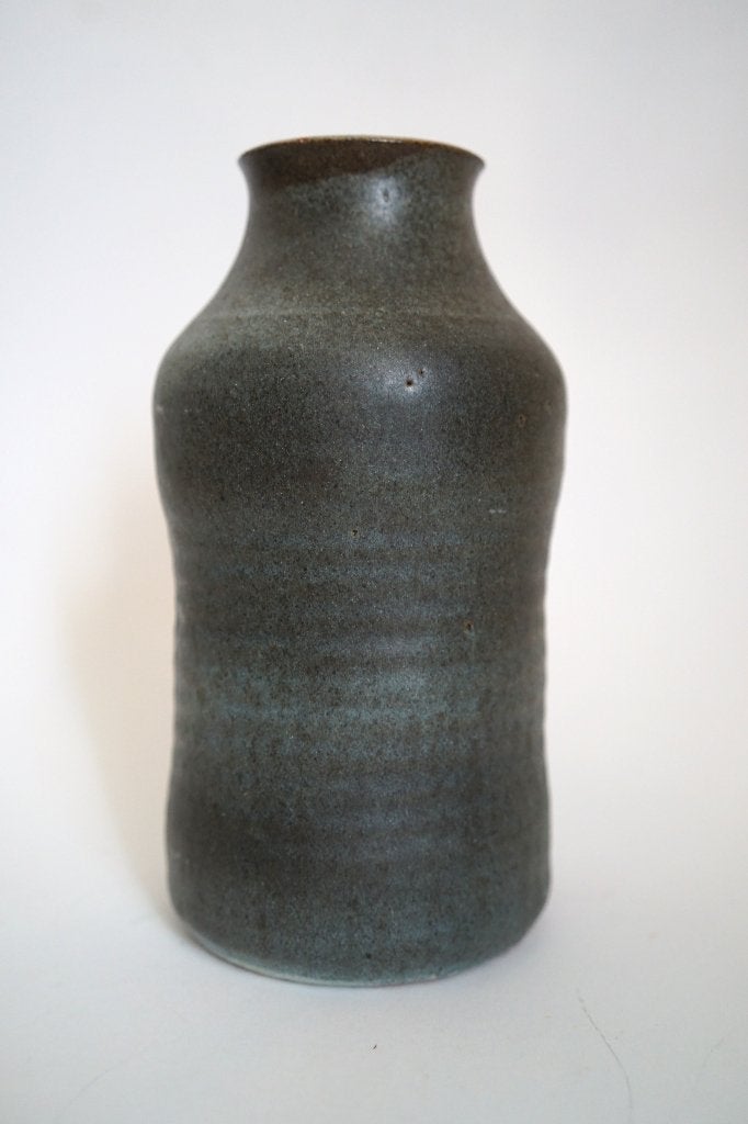 vintage keramiek vaas grijsgroen mat glazuur handgemaakt, Gebruikt, Handgemaakt, Ophalen of Verzenden, 20 cm