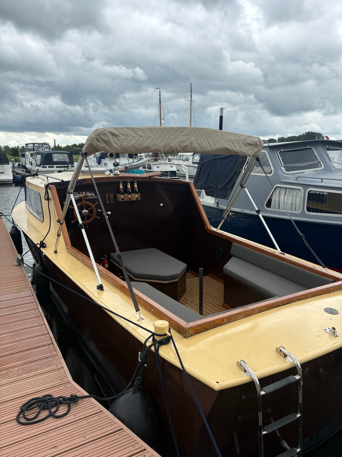 Nette motorboot met kajuit en biminitop, Watersport en Boten, Ophalen, Gebruikt, Biminitop, Binnenboordmotor