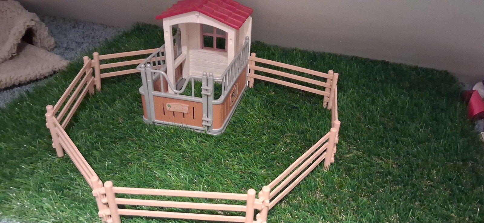 schleich stal voor paarden of andere dieren+ren van hekjes, Ophalen of Verzenden, Zo goed als nieuw, Paard, Beeldje of Figuurtje