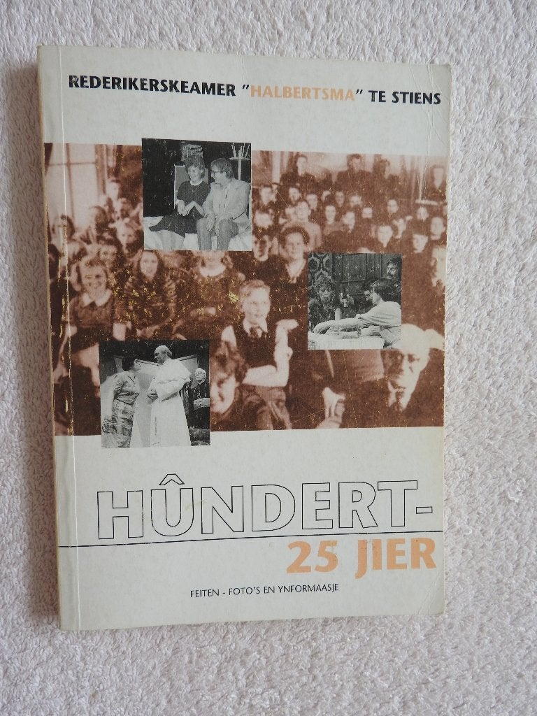 Hûndert-25jier Rederikerskeamer Halbertsma te Stiens, Boeken, Ophalen of Verzenden, Zo goed als nieuw