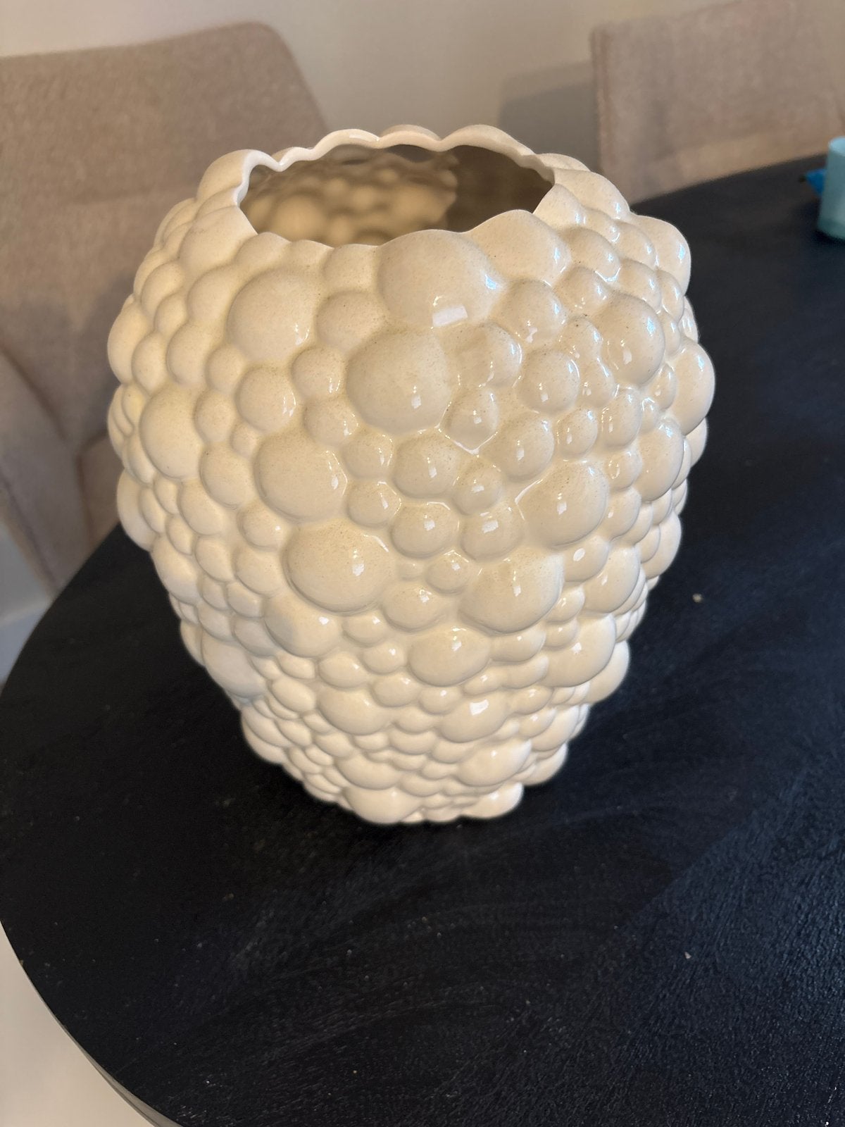 Witte vaas met bolletjes reliëf, Ophalen