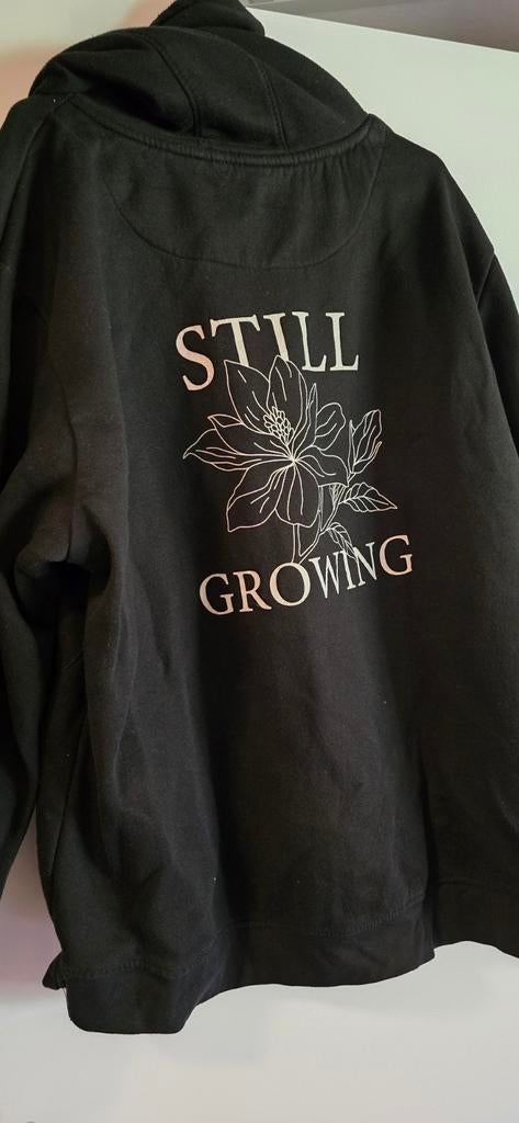 Zwarte hoodie met 'Still Growing' opdruk - Maat S/XL, Kleding | Dames, Verzenden, Maat 46/48 (XL) of groter, Gedragen, Rustaagh