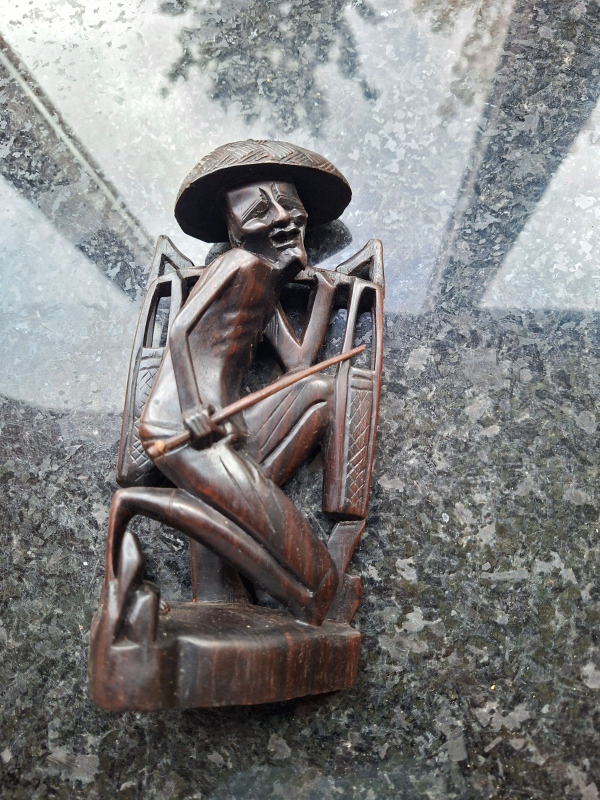 Houten beeldje van zittende man met hoed, 18cm, Antiek en Kunst, Minder dan 20 cm, Ophalen of Verzenden, Handgemaakt, Beeld