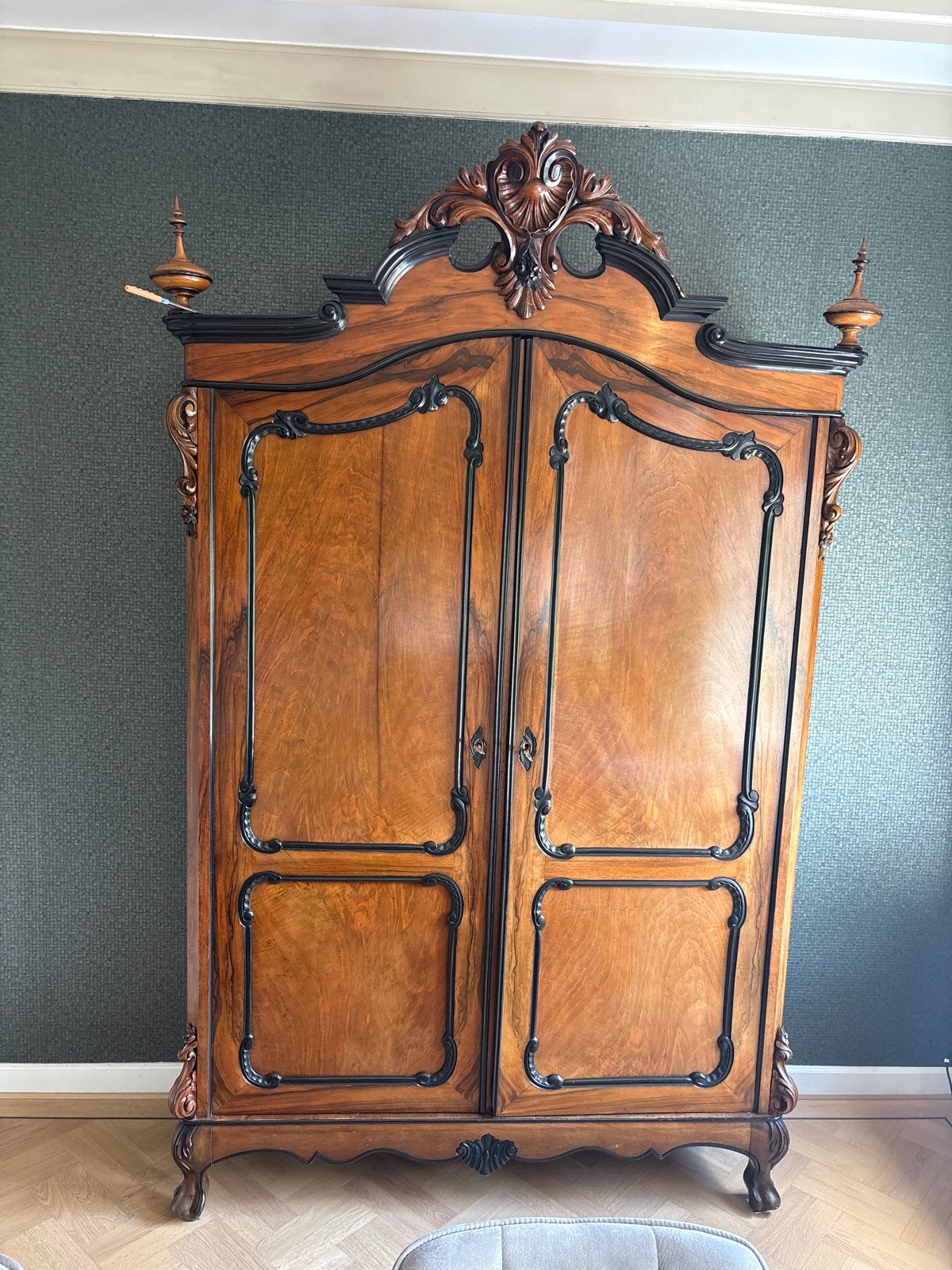Antieke Louis XV stijl kast van hout met prachtig snijwerk, Antiek en Kunst, Ophalen