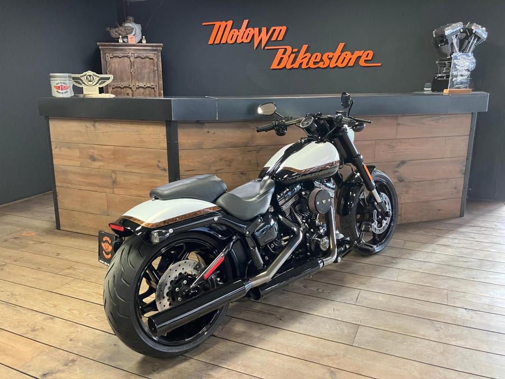 Harley Davidson FXSE Breakout CVO Pro Street 110CI Screamin, Motoren, 3700 W Juneau Ave
53208  Milwaukee, US, Info@harley-davidson.com