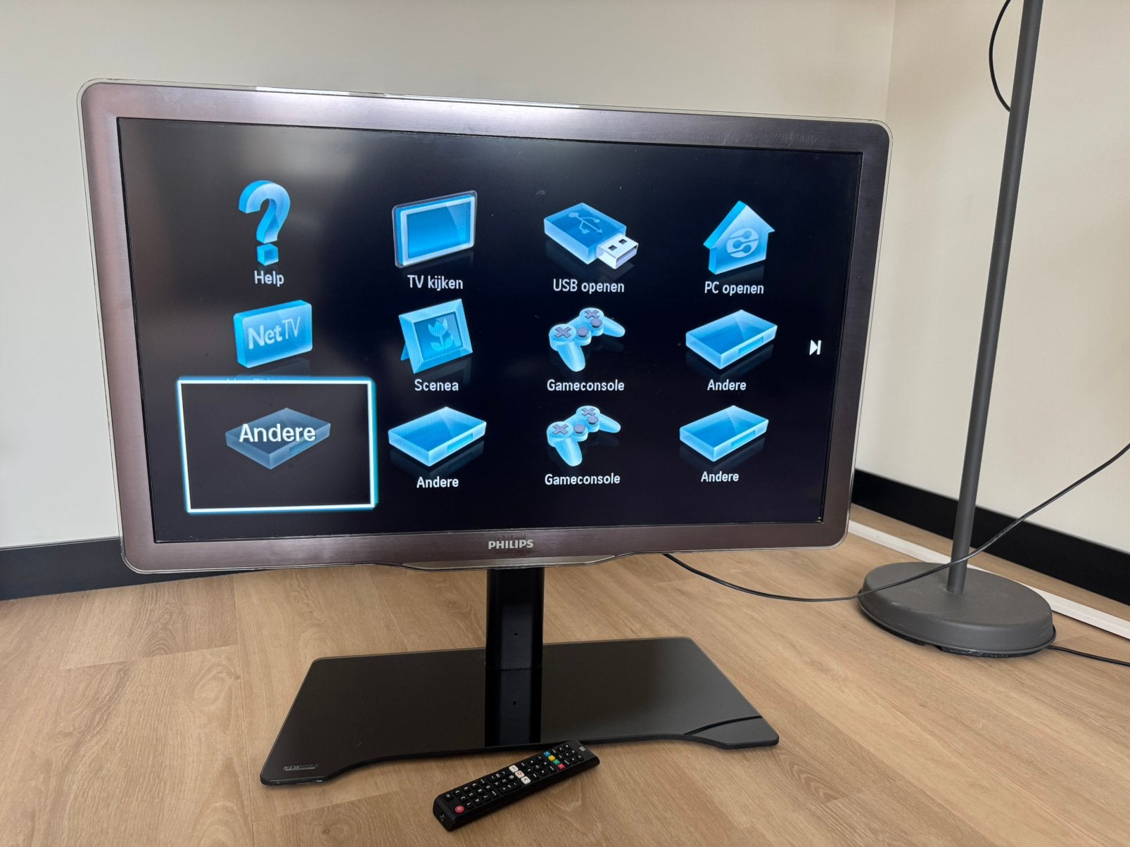 Philips 37” Full HD Ambilight TV + Multibrackets standaard, Ophalen, Philips, 80 tot 100 cm, Zo goed als nieuw