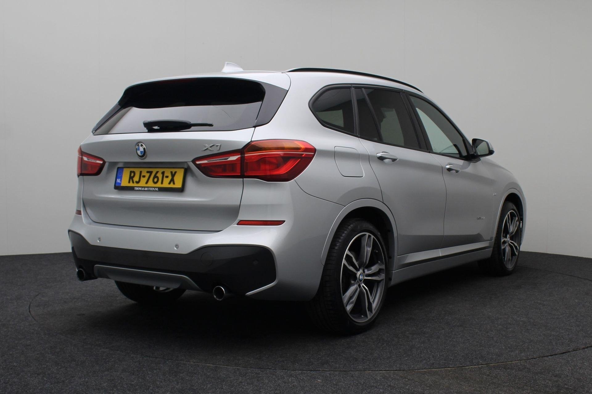 BMW X1 xDrive20i High Executive M-pakket 2017 | Dealer Onder, 1998 cc, Gebruikt, 2000 kg, Leder en Stof