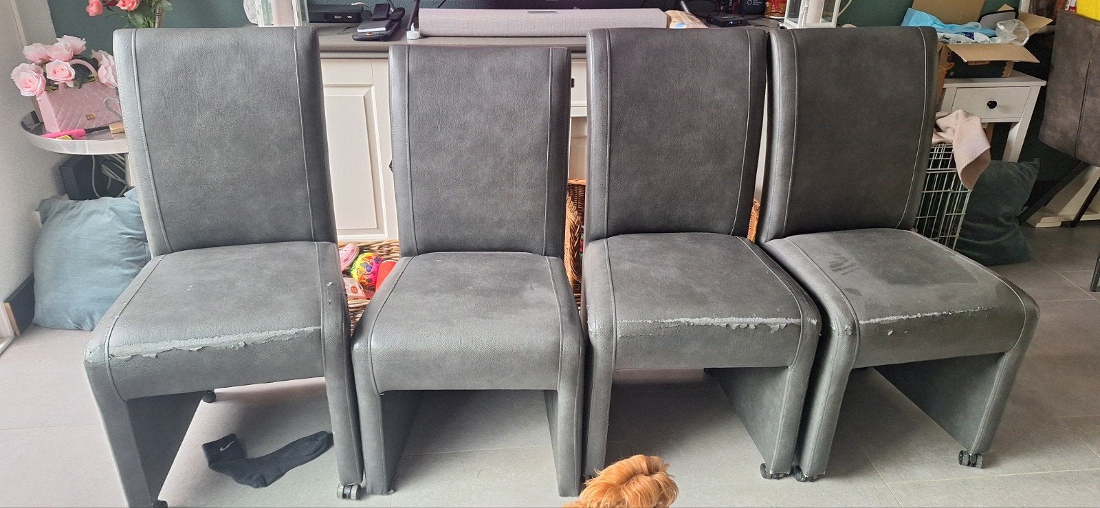 Gratis 4 grijze eetkamerstoelen, Huis en Inrichting, Gebruikt, Kunststof, Ophalen of Verzenden, Vier