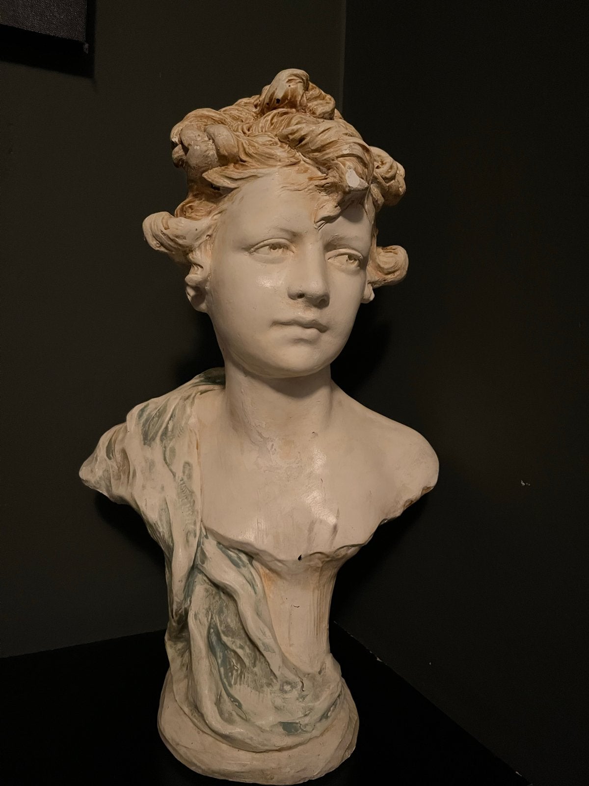 Antieke buste van jonge vrouw in Art Nouveau stijl, Ophalen