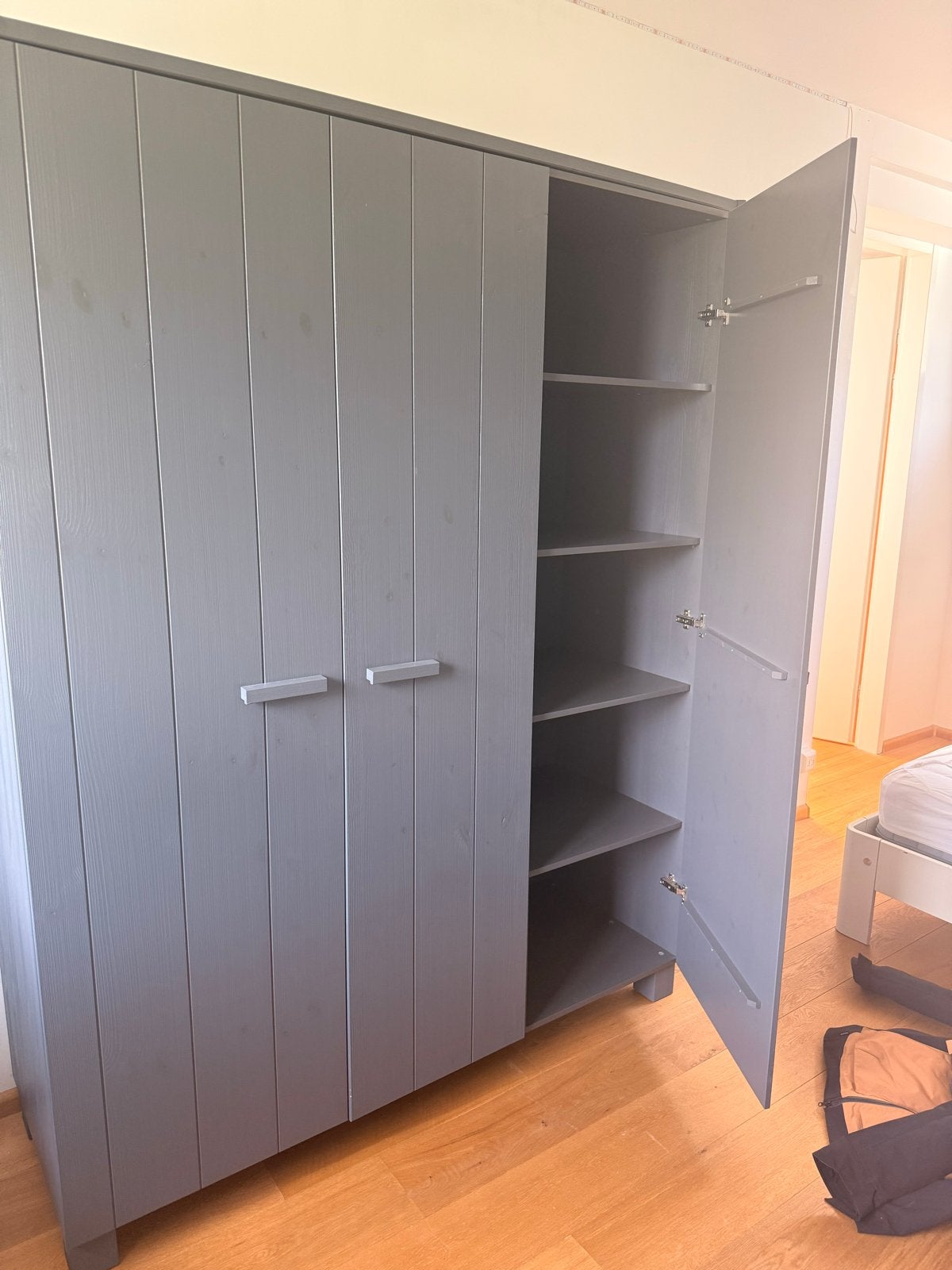 Woood Dennis 3-deurs kledingkast grijs, Huis en Inrichting, Kasten | Kledingkasten, Ophalen, Gebruikt, 100 tot 150 cm, 200 cm of meer