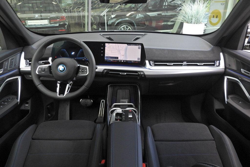BMW X1 xDrive25e M Sport Automaat / Panoramadak / Trekhaak /, Auto's, BMW, Zwart, Metallic lak, Bedrijf, Hybride Elektrisch/Benzine