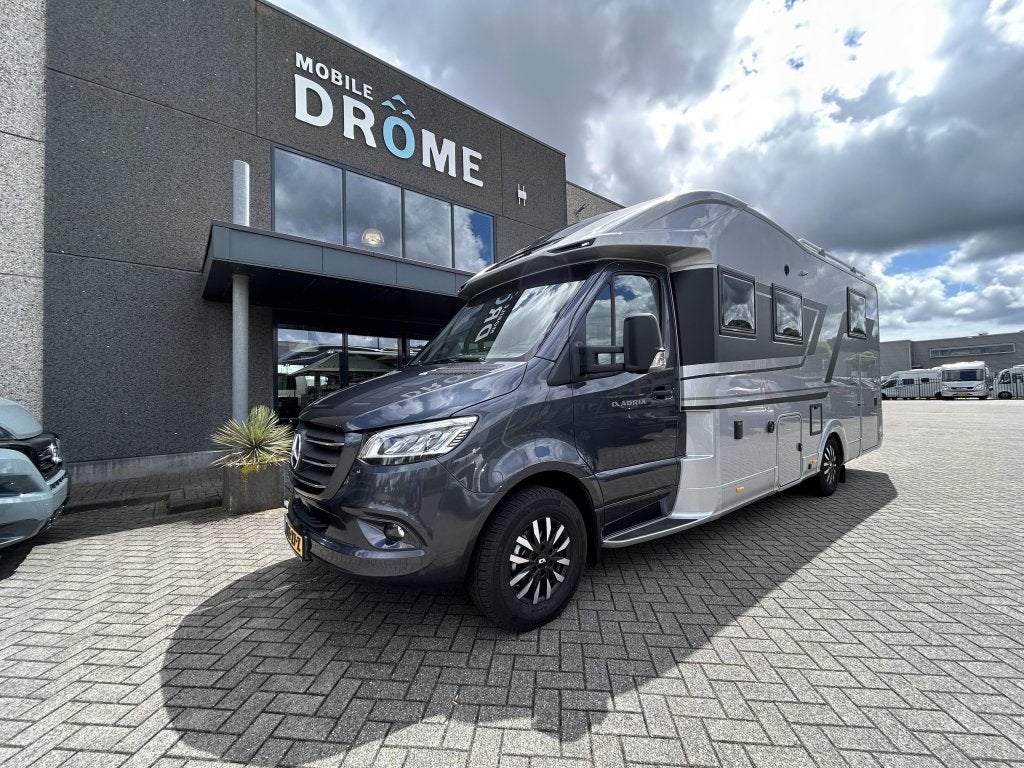Zeer complete scherp geprijsde Adria Supreme 670DL op M.B, Automaat, Vloeistofverwarming, Bedrijf, Diesel