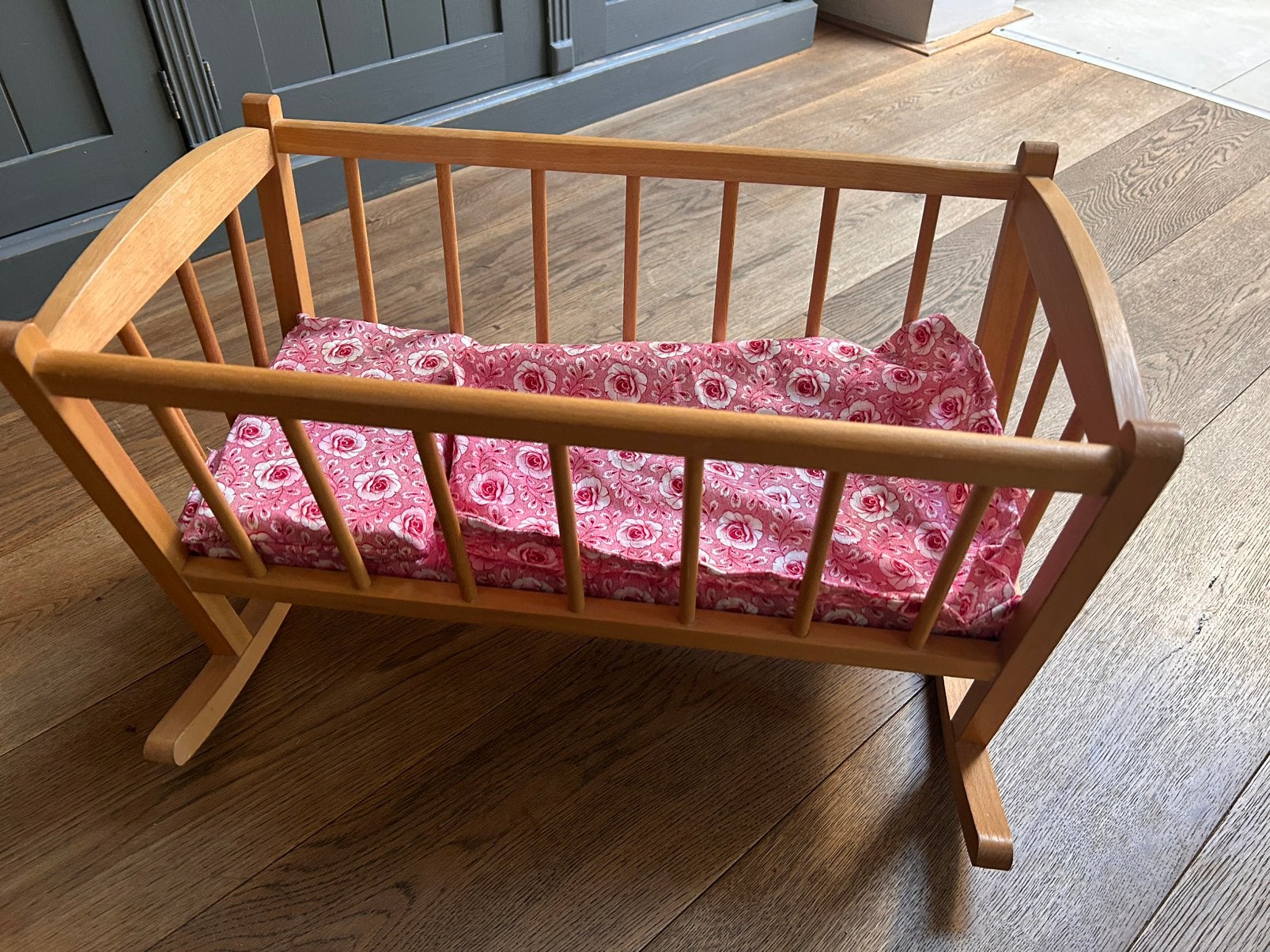 Houten poppenwieg met matrasje, kussen en lakentje, Ophalen of Verzenden, Gebruikt, Overige typen