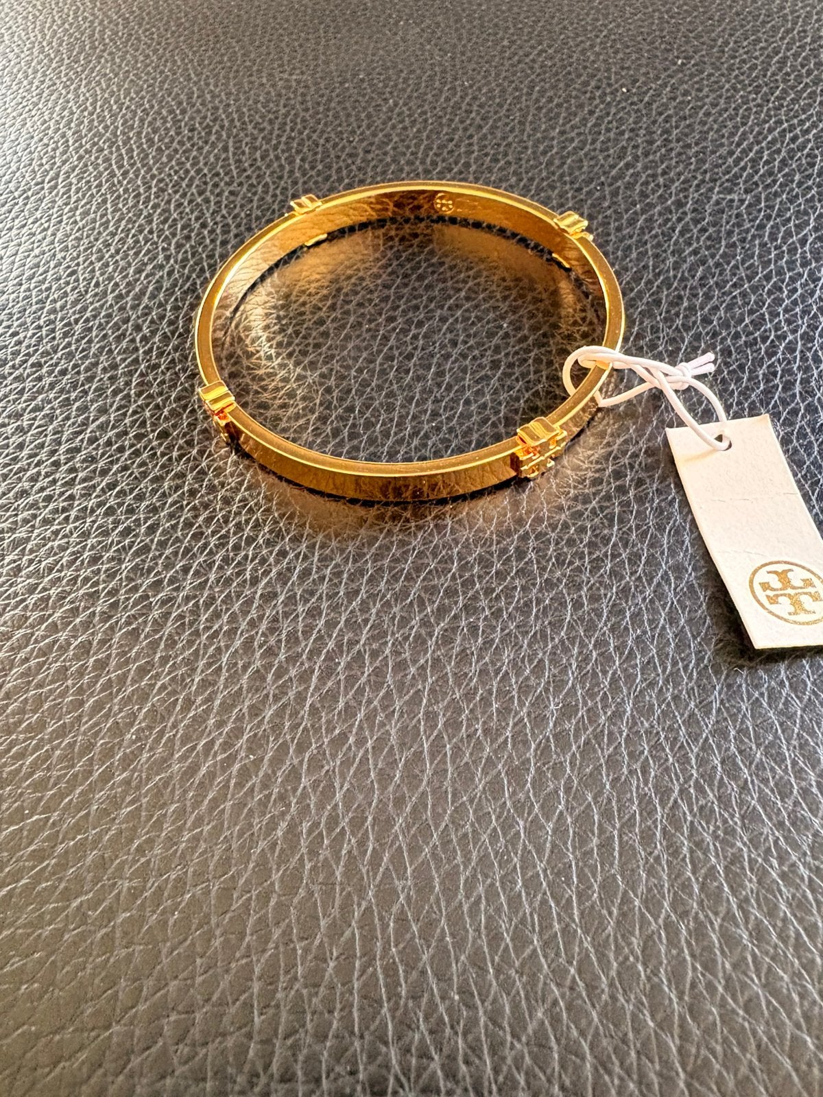 Tory Burch nieuwe goudkleurige armband 6,3 cm doorsnee, Ophalen of Verzenden, Nieuw, Goud, Overige materialen