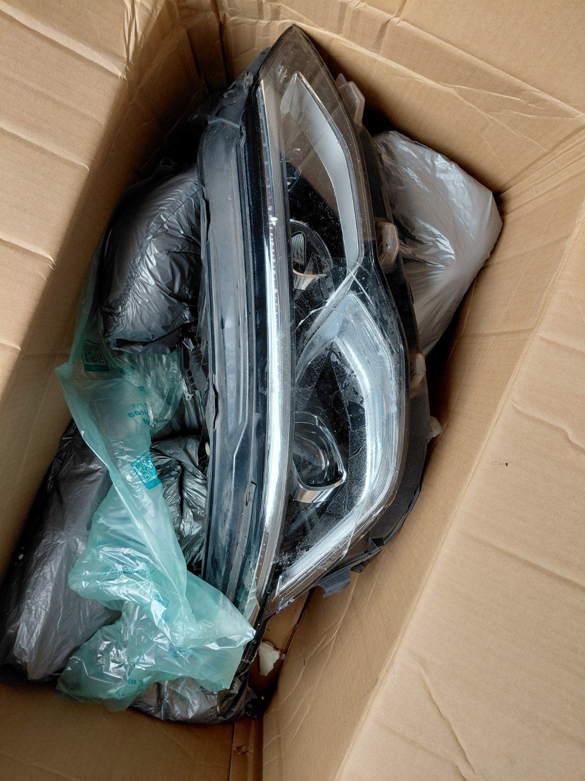 Volkswagen golf 8 IQ LED koplamp met scheur in plastic, Auto-onderdelen, Ophalen of Verzenden, Volkswagen