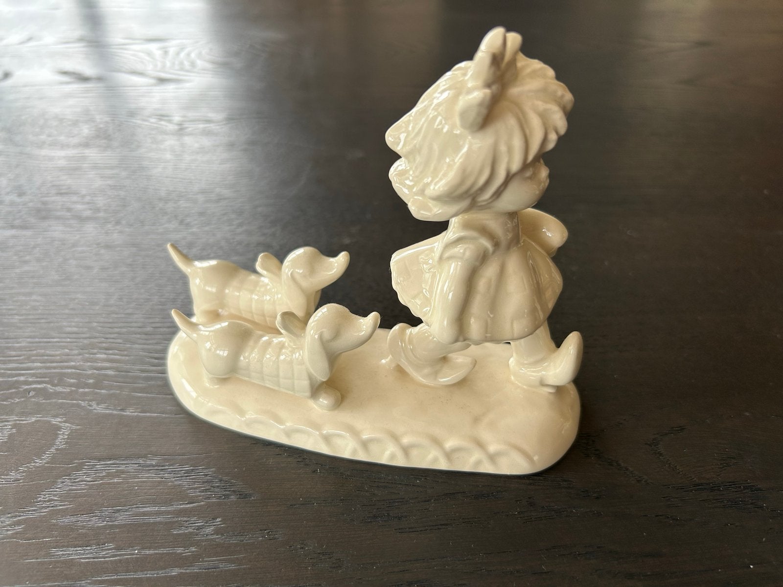 Vintage Goebel beeldje: Meisje met Teckels (BYJ 25), Antiek en Kunst, Ophalen of Verzenden