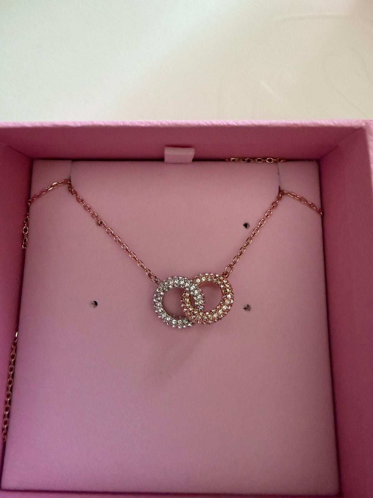 Swarovski Collier Double Silk/Cry/Ros - Nieuw met bon, Met kristal, Overige materialen, Nieuw, Ophalen of Verzenden