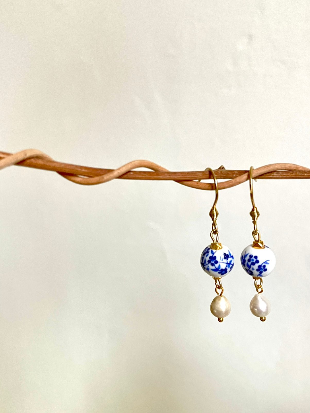 Delfsblauw parel oorbellen, Sieraden, Tassen en Uiterlijk, Oorbellen, Ophalen of Verzenden, Nieuw, Goud, Hangers
