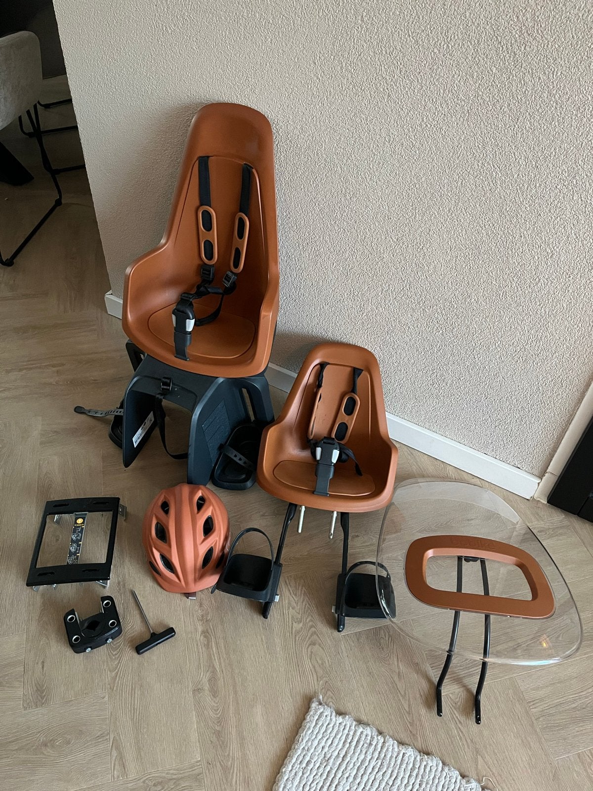 Complete Bobike fietstoeltjes set bruin als nieuw!, Fietsen en Brommers, Fietsaccessoires | Fietsstoeltjes, Ophalen, Voetsteuntjes