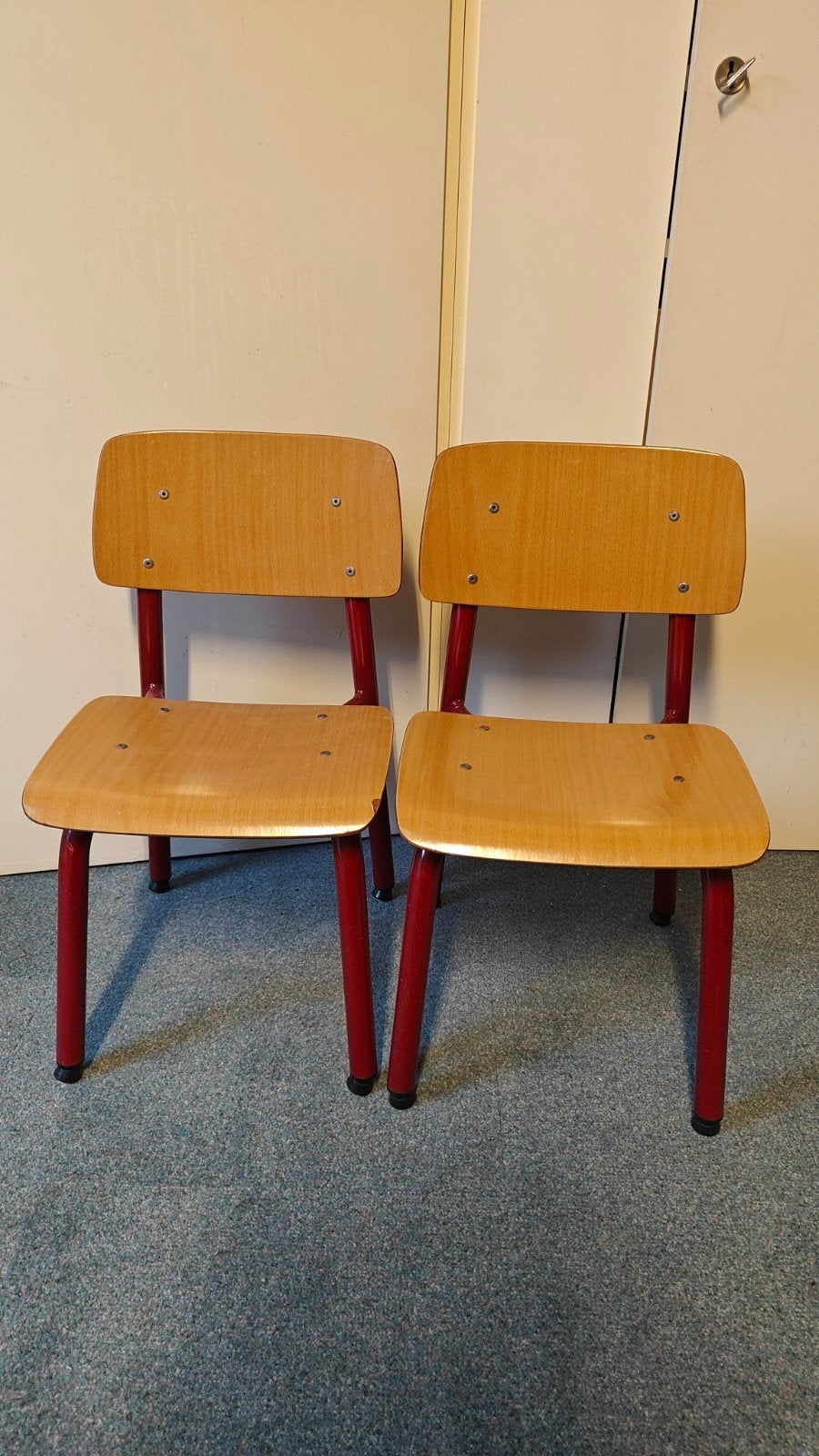 2 Vintage Peuter Schoolstoeltjes - Rood/Hout, Kinderen en Baby's, Kinderkamer | Tafels en Stoelen, Ophalen, Gebruikt, Stoel(en)
