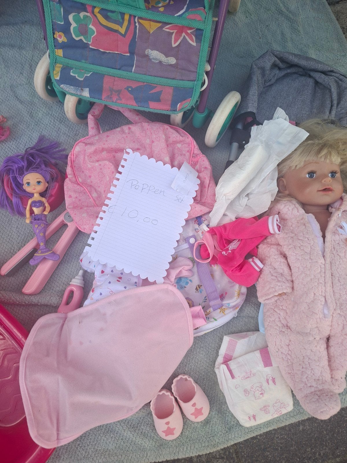 Grote poppenset met poppen, kleding en poppenwagen, Ophalen, Gebruikt, Babypop