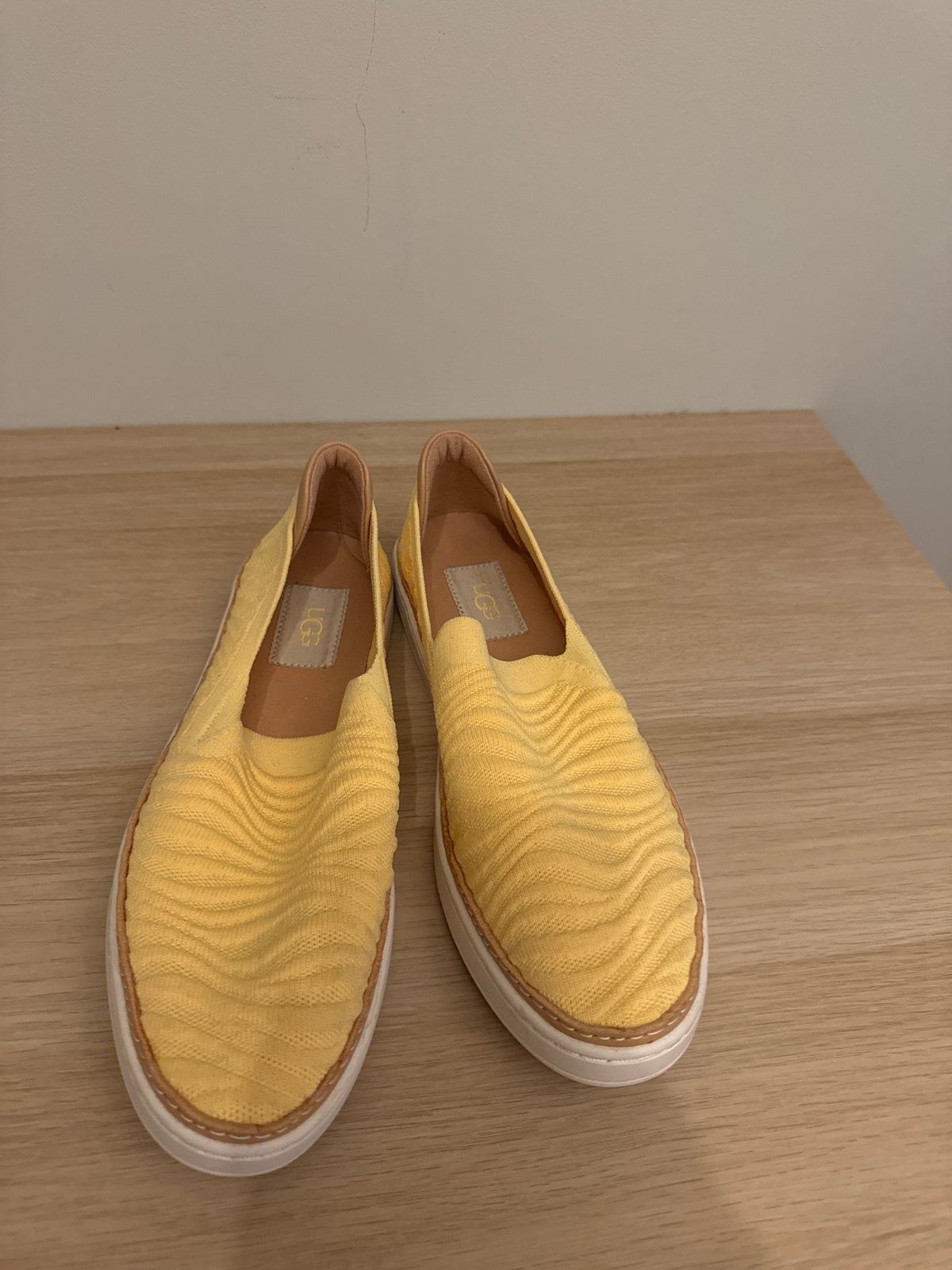 Ugg zomer schoenen maat 39, Geel, Overige typen, Ophalen of Verzenden, Zo goed als nieuw