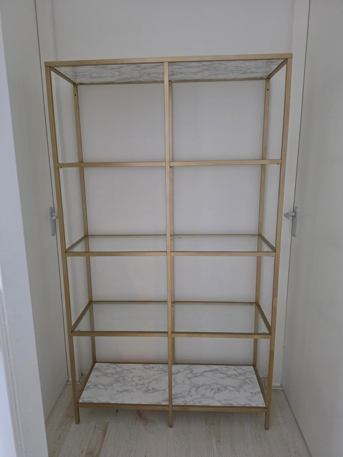 Gouden Boekenkast met Marmerlook en Glazen Planken, Met plank(en), Gebruikt, Glas, Modern, Glamour, Industrieel