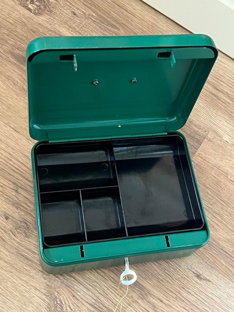 Groene metalen geldkistje met sleutel, Ophalen of Verzenden, Gebruikt, Metaal, Minder dan 50 cm