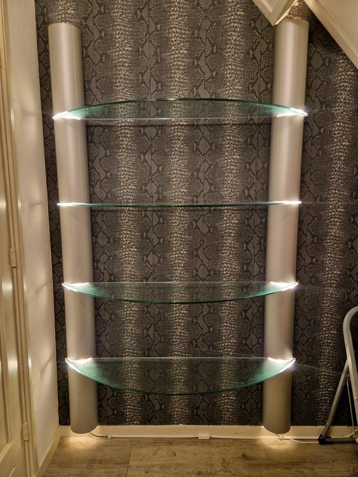 Design wandrek met glazen planken en verlichting, Ophalen, Zo goed als nieuw