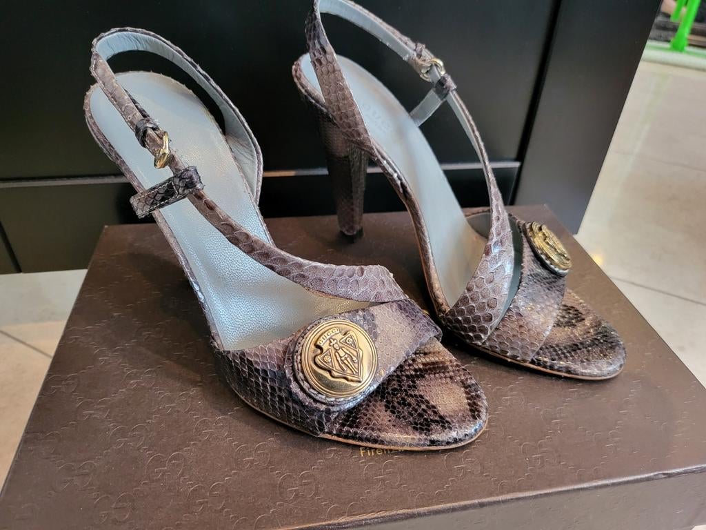 Gucci Hakken met Slangenprint en Gouden Medaillon 36, Kleding | Dames, Pumps, Ophalen of Verzenden, Grijs, Gucci
