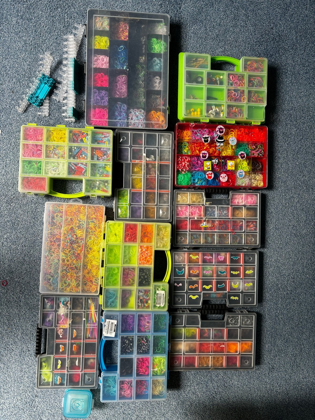 Grote partij Loom bandjes met accessoires en opbergdozen, Gebruikt, Meerkleurig, Ophalen of Verzenden, Rubber