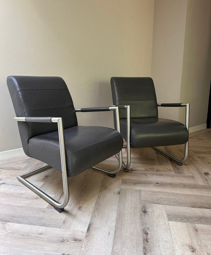 Twee antraciet leder fauteuils van het merk Henders & Hazel., Huis en Inrichting, Fauteuils, Ophalen, -, -, Henders en Hazel