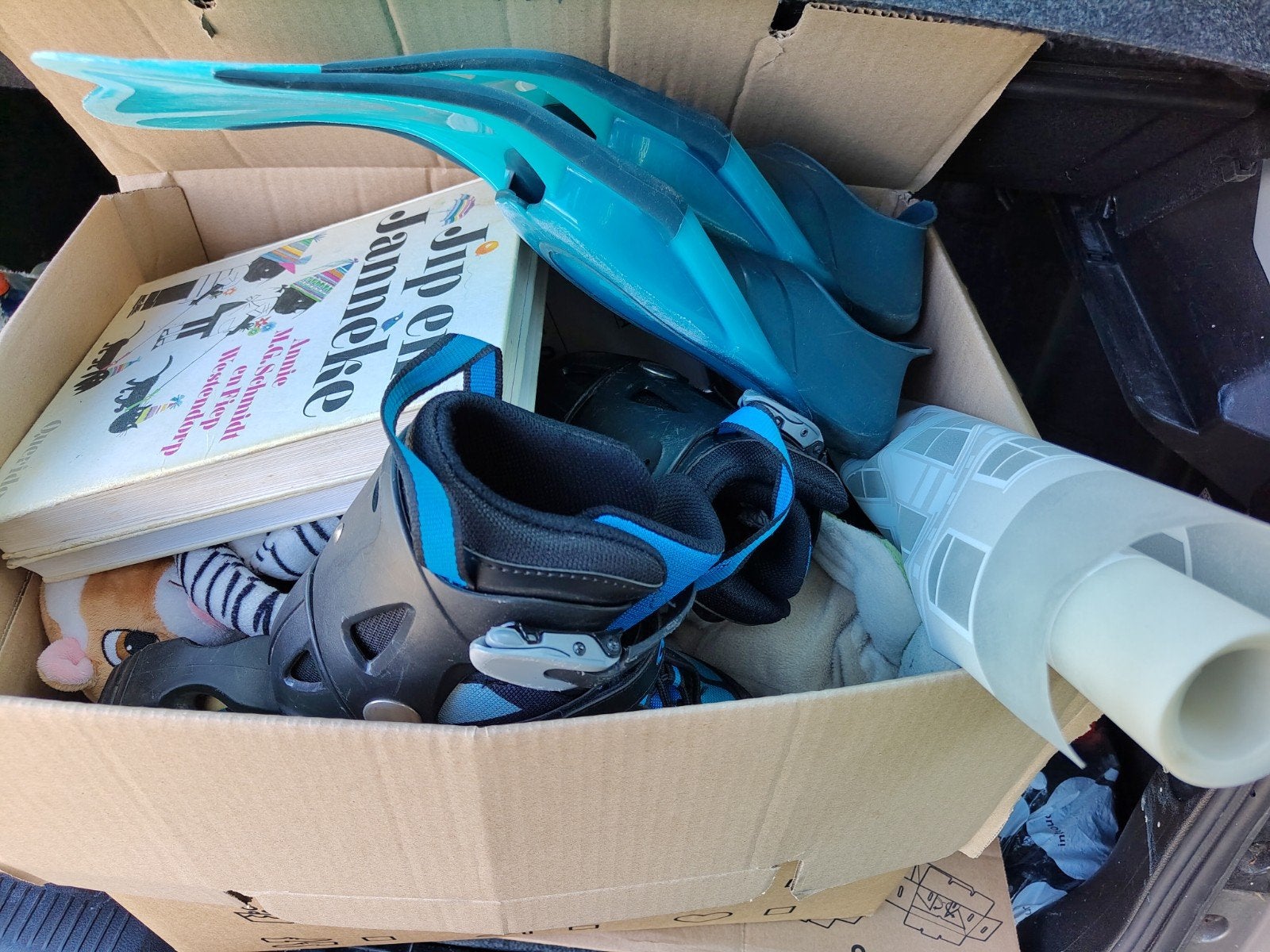 2 dozen met spullen voor de verkoop op een rommelmarkt, Diversen, Ophalen