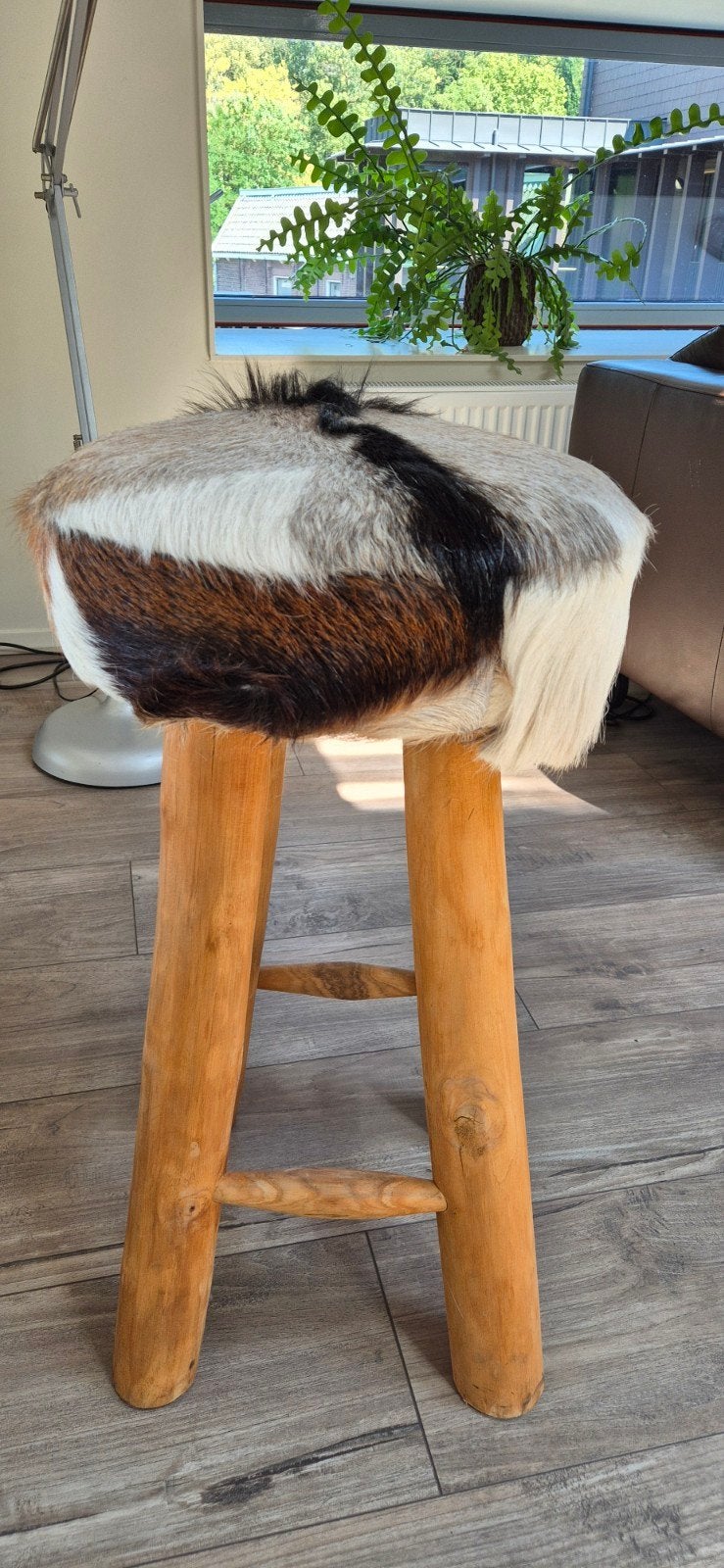 Unieke kruk met koeienhuid zitting en houten poten, Ophalen, 60 tot 90 cm, Zo goed als nieuw, 1 kruk