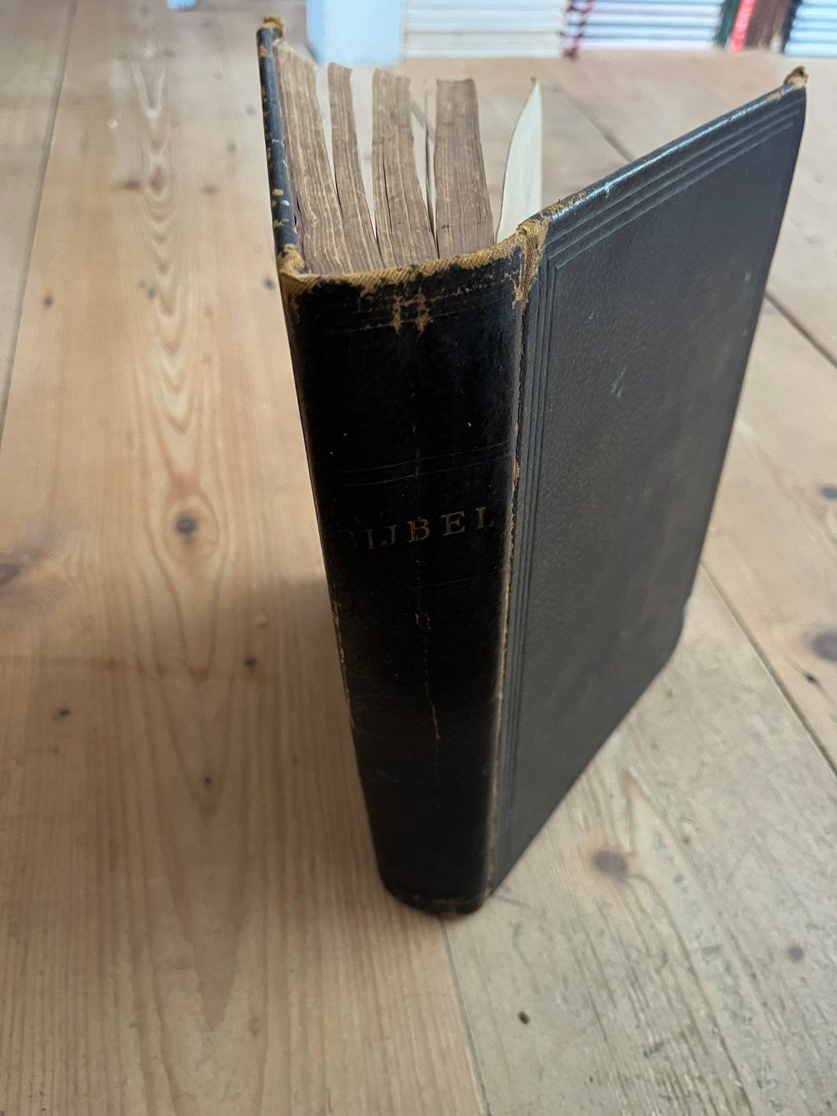 Antieke Bijbel - Zwart Leer - Decoratieve Randen, Antiek en Kunst, Ophalen