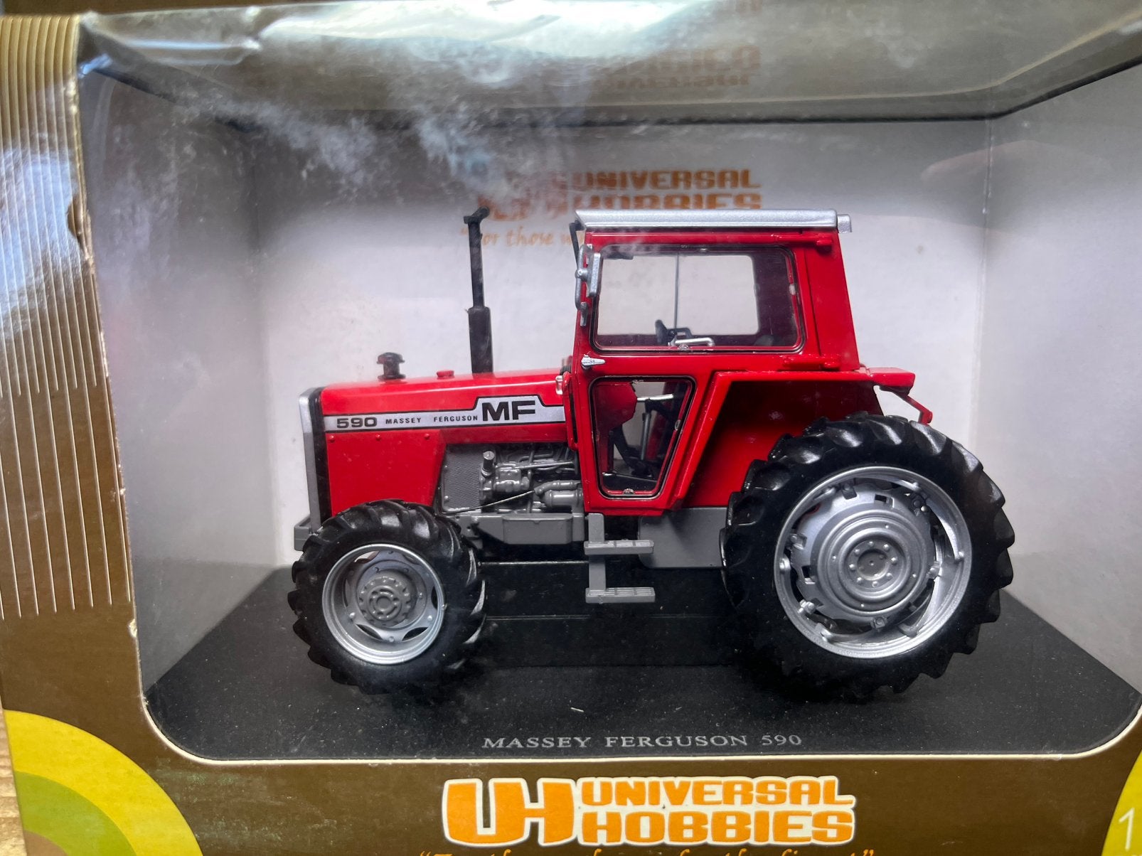 Massey Ferguson 590 UH 1:32, Ophalen of Verzenden, Zo goed als nieuw, Tractor of Landbouw, Universal Hobbies