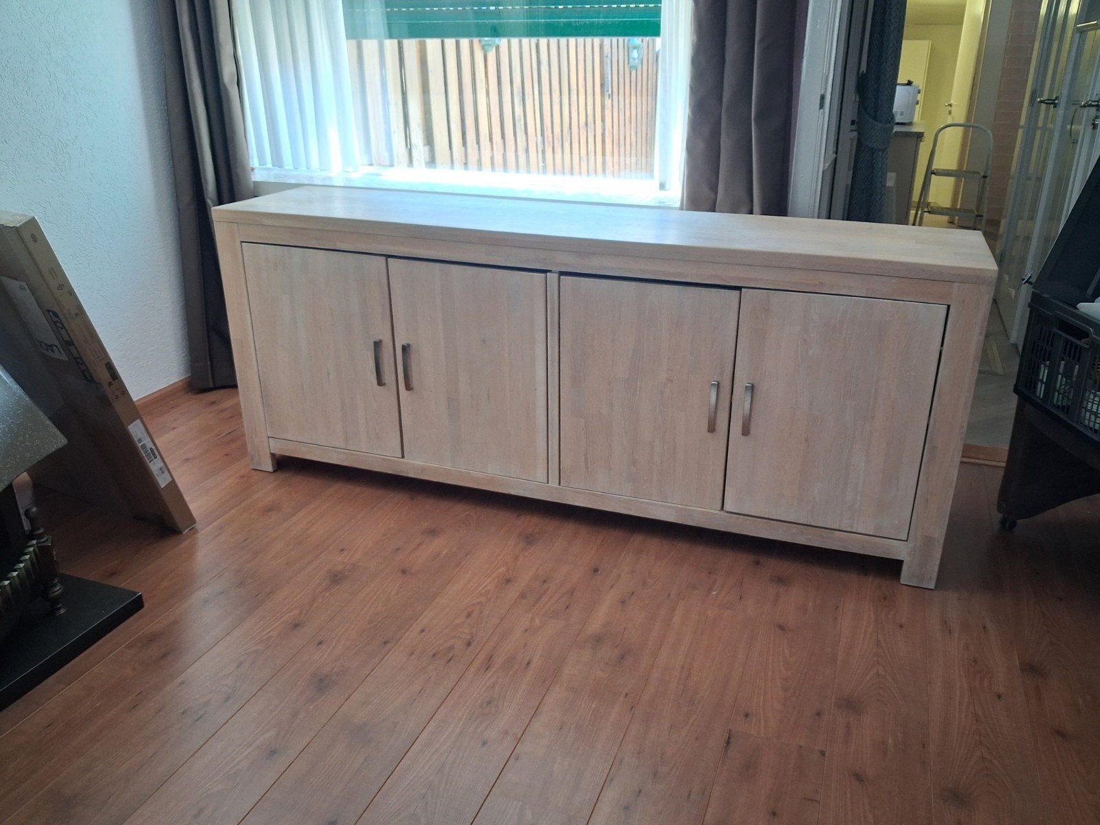 Gratis Stijlvol dressoir van licht hout met 4 deuren, Ophalen, Gebruikt, Modern, Scandinavisch, 150 tot 200 cm